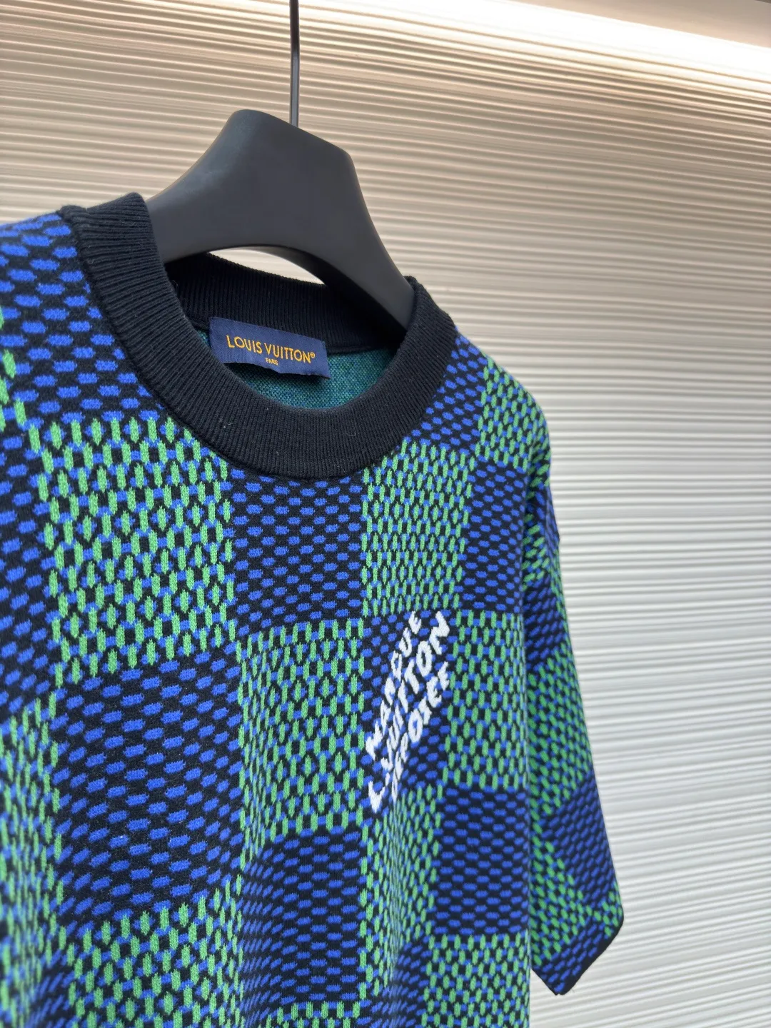 LOUIS VUITTON checkerboard woolen short sleeves ●Authentic product: Purchased and developed by 9850 ●Item number: 1680123-A35 ●Fabric: combed cotton yarn ●Technology: Woolen ●Version: Fitted version ●Size: XS-S-M-L ●Description: 100% fully combed cotton yarn is used, and the fabric pieces are woven using a Stoll 14-needle ultra-fine machine imported from Germany worth 47W. It is woven at a parallel and even speed with reference to the original single-sided partial net bottom hanging wool structure. Each piece takes 270 minutes to weave. During weaving, 16 sand spits are used to alternately knit back and forth. The number of knitting rows on a single piece of front clothing is as high as 6352. The newly woven garment has a lot of knots. It requires pure manual thread picking and knot head inspection. Only after random inspection can seam picking and washing be carried out. The overall wiring is straight and delicate. The fabric is comfortable and soft, and the color is consistent with no color difference. It can be matched with the same style to create a fashionable look, and can be used in various occasions. Customized accessories, complete with three standards, the same style for men and women!